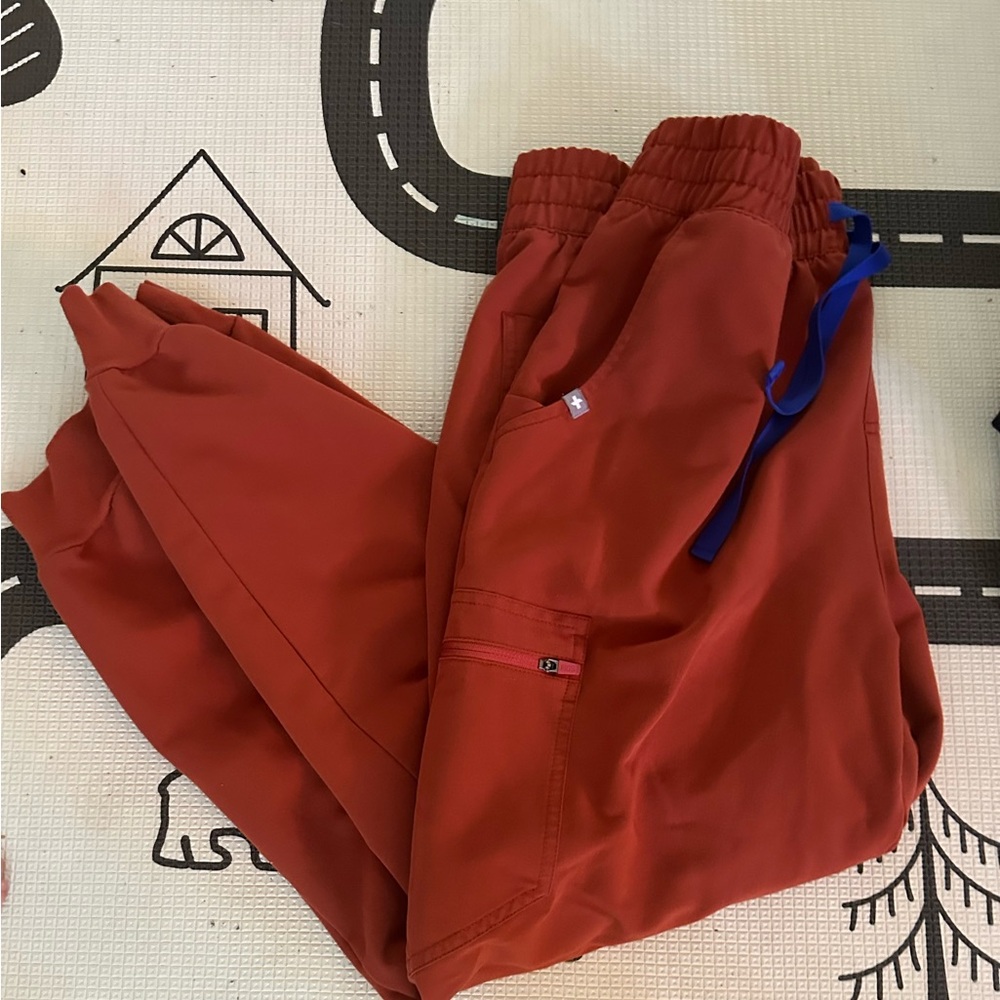 Figs Auburn scrub set